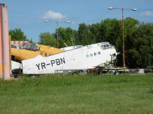 156 042